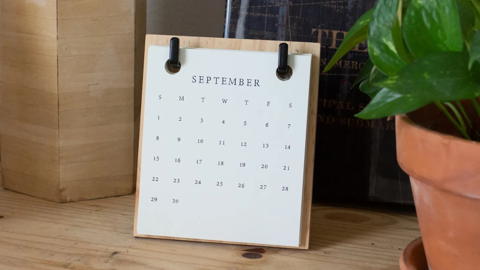 Calendrier de bureau illustrant un abonnement IPTV de 12 mois