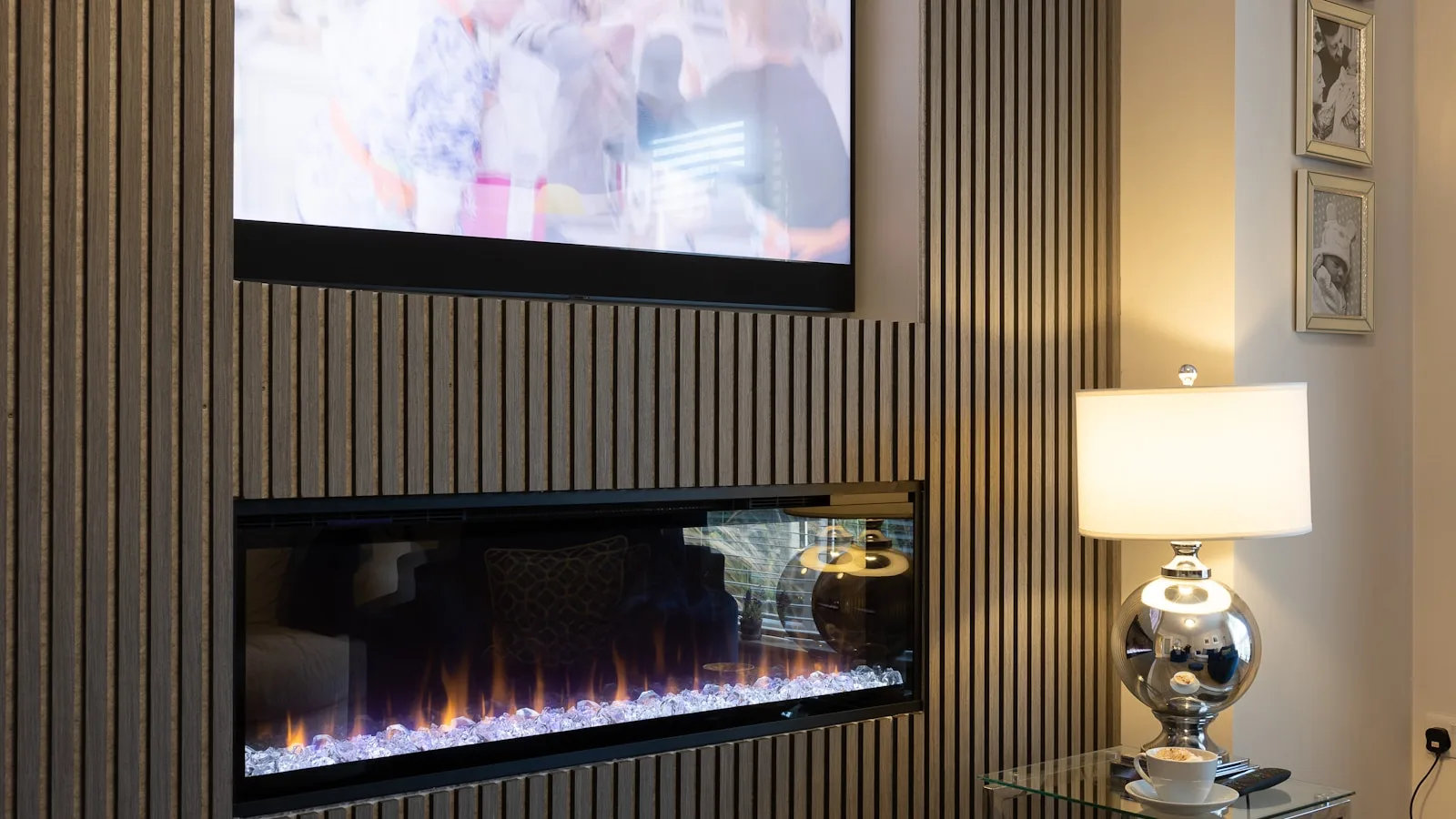 Salon haut de gamme avec téléviseur mural illustrant la technologie IPTV 8K