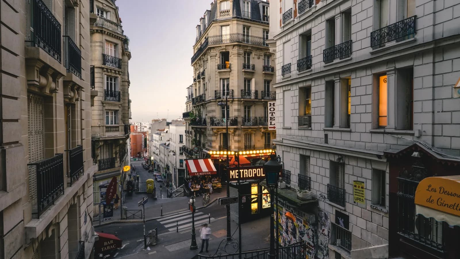 Rue parisienne animée illustrant l'accès aux chaînes françaises en IPTV