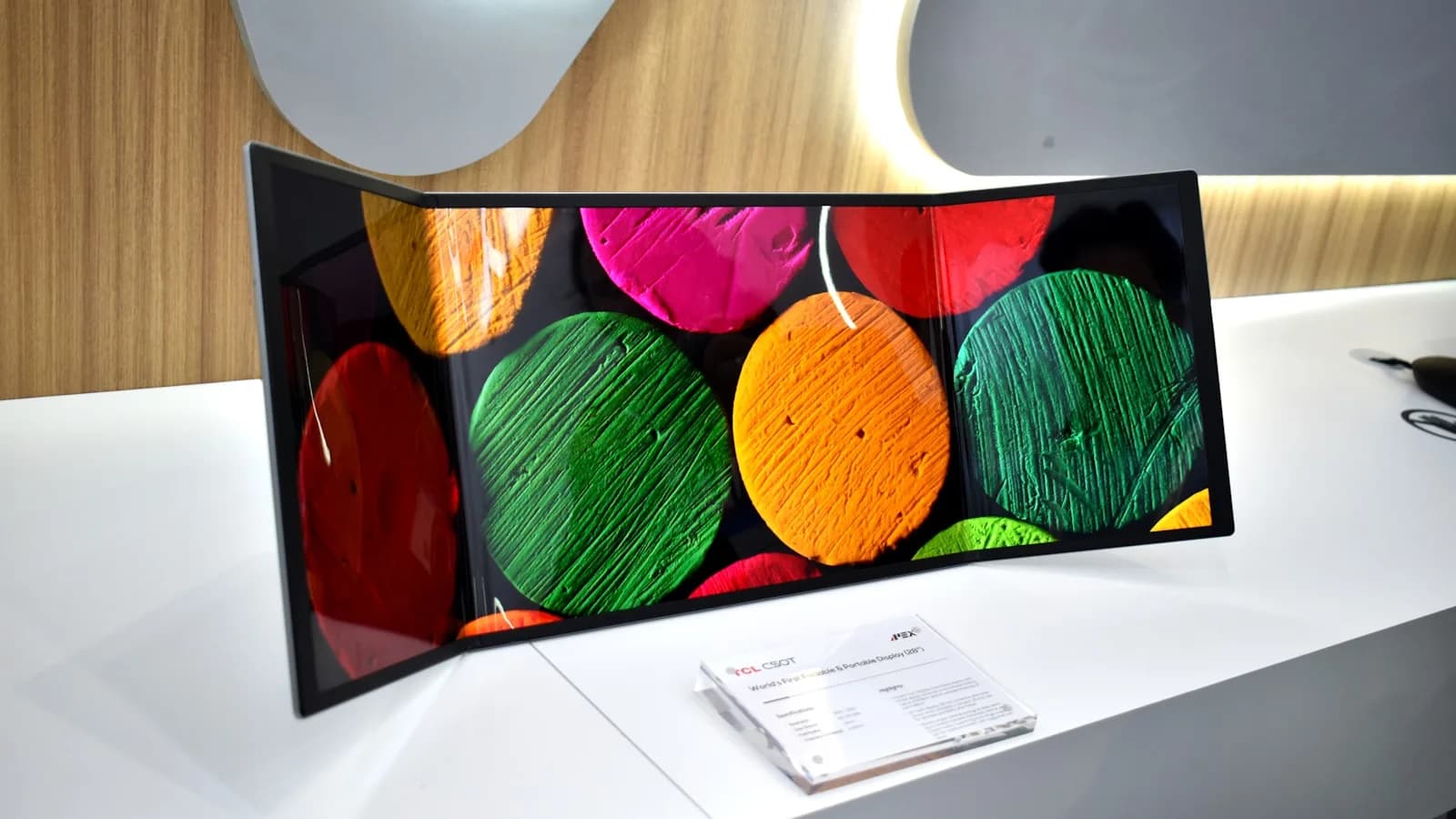 Téléviseur affichant une image nette et détaillée illustrant la qualité IPTV Full HD